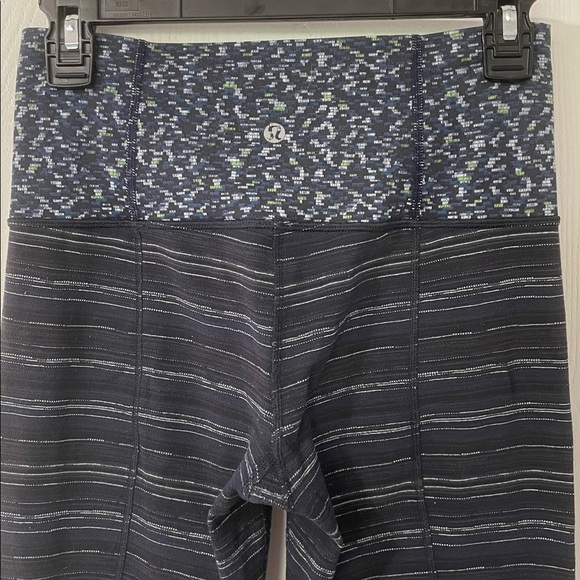 Lululemon Skinny Groove Pant II (Roll Down) Navy Striped Size 6 - Picture 7 of 10